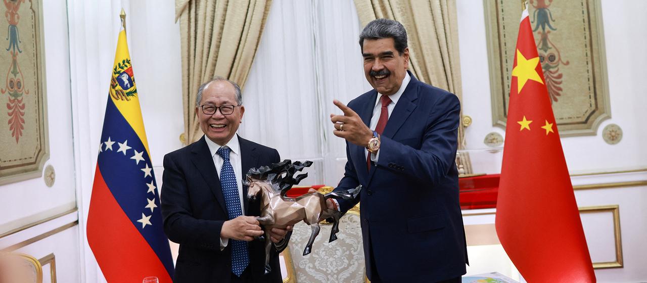 Qiu Xiaoxi und Nicolás Maduro (Archivbild: 2.1.2026)