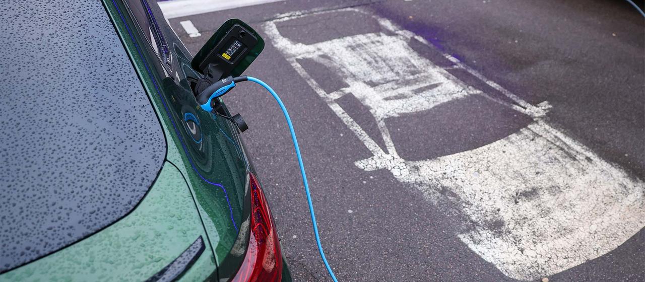 So werden E-Ladesäulen für Mehrparteienhäuser gefördert