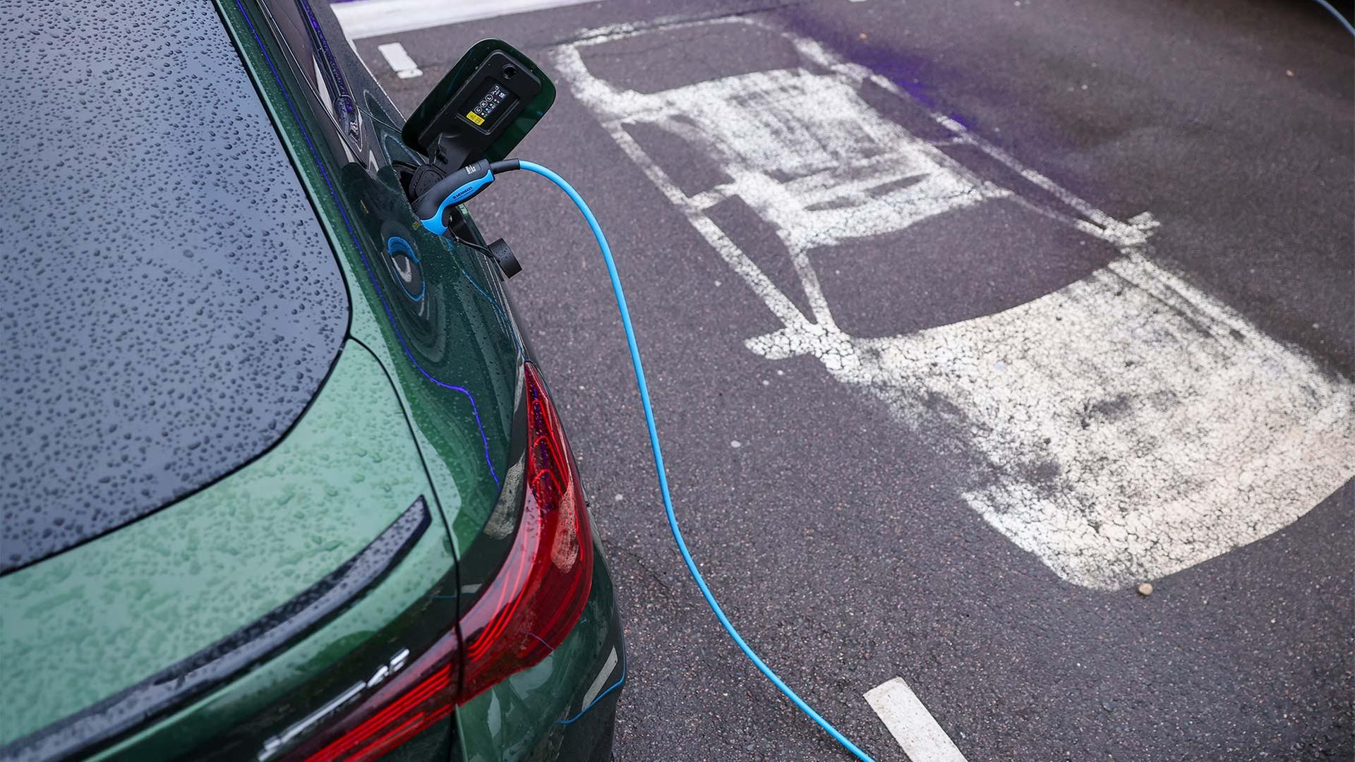 E-Auto an einer Ladesäule. | picture alliance/dpa