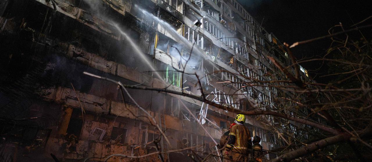 Ukrainische Feuerwehrmänner versuchen einen Brand in Kiew bei einem Wohngebäude zu löschen.