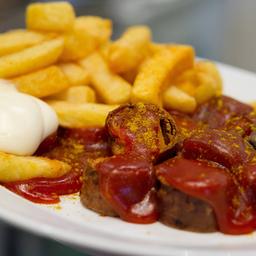 Currywurst mit Pommes