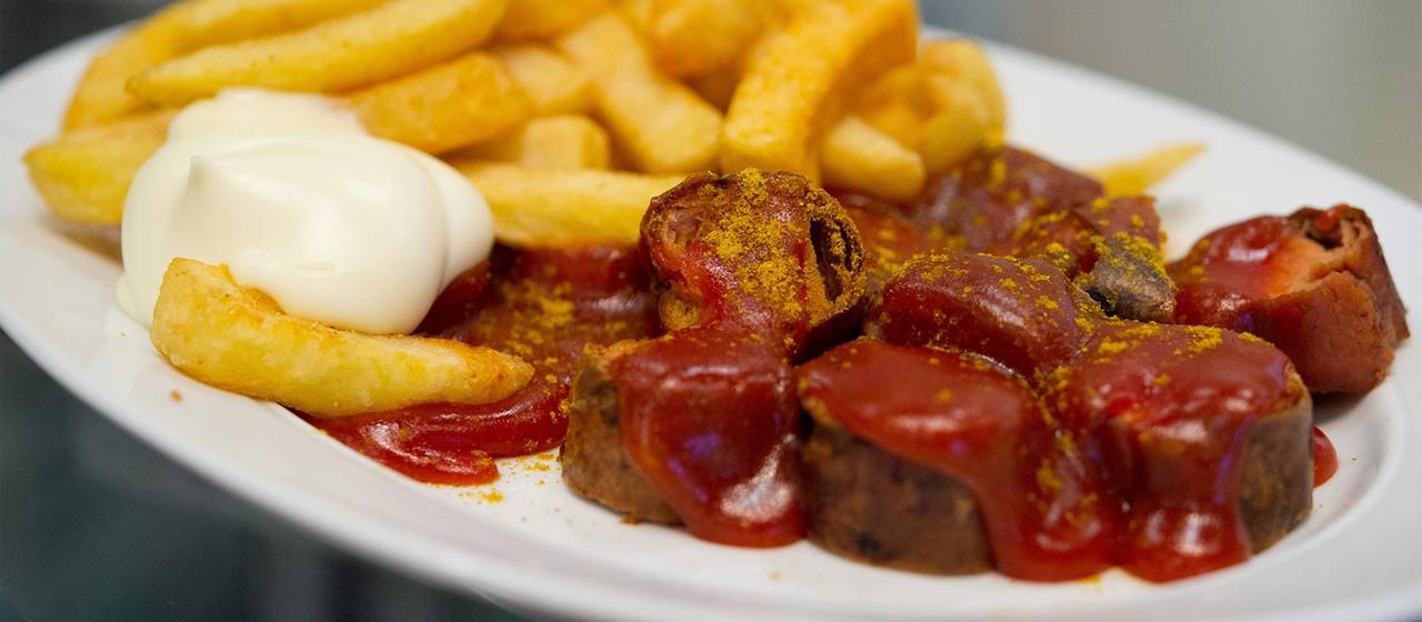 Currywurst mit Pommes