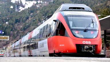 Eine S-Bahn vom Typ Bombardier Talent mit Fahrtziel Innsbruck steht im Bahnhof von Landeck-Zams an einem Bahnsteig.
