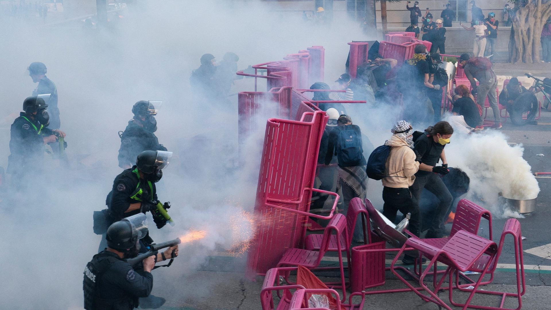 Die Polizei geht Demonstranten in Los Angeles vor