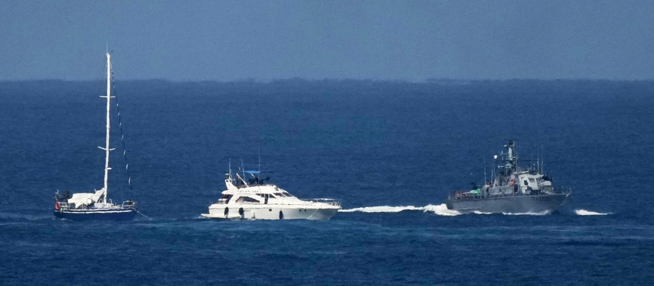 Israelische Marineschiffe eskortieren Boote der zivilen Gaza-Flottille Sumud.