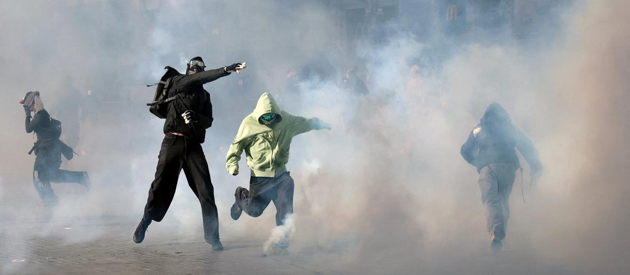 Demonstranten in einer Tränengaswolke