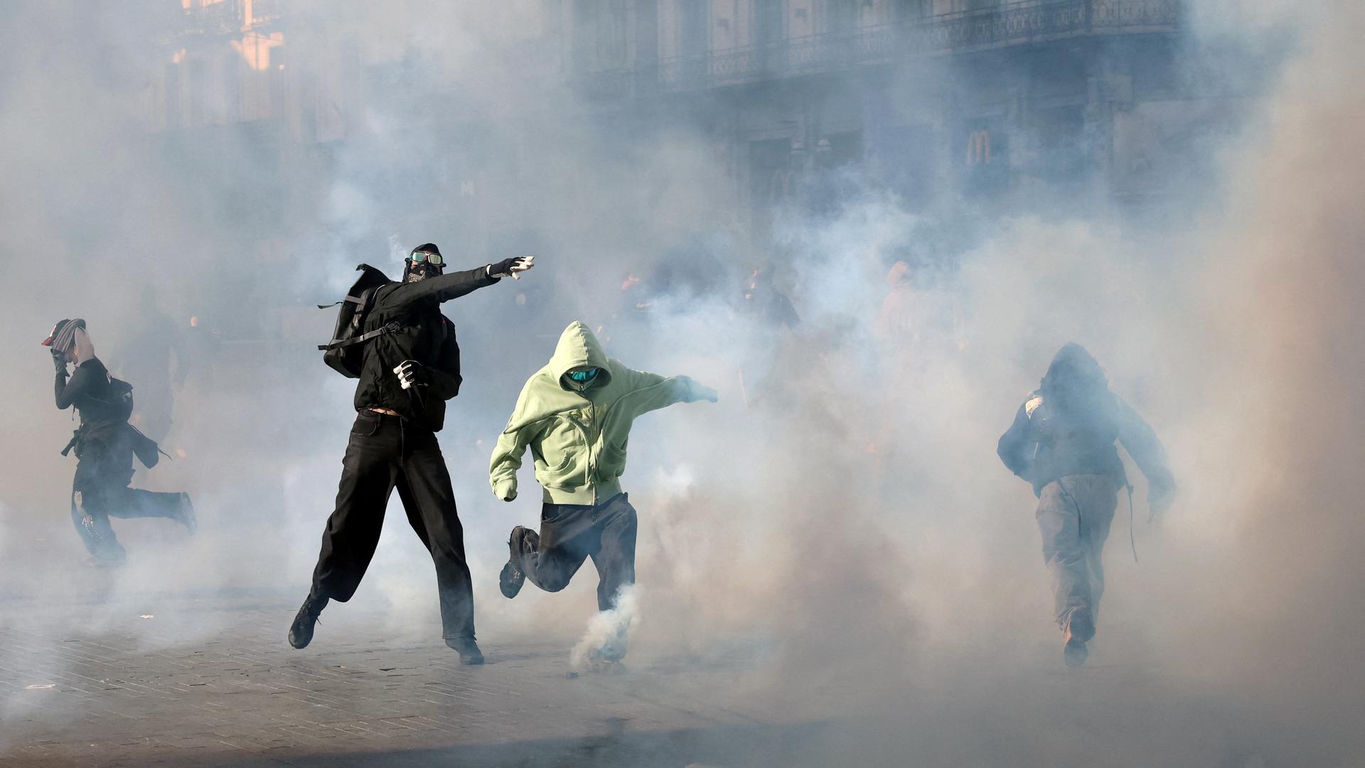 Demonstranten in einer Tränengaswolke | REUTERS