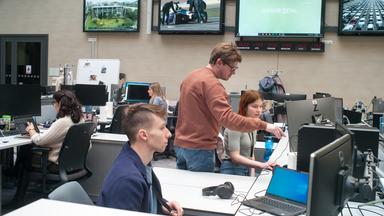 Journalisten arbeiten im Newsroom des US-Auslandssenders Radio Free Europe/Radio Liberty (RFE/RL) in Prag.