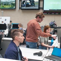 Journalisten arbeiten im Newsroom des US-Auslandssenders Radio Free Europe/Radio Liberty (RFE/RL) in Prag.