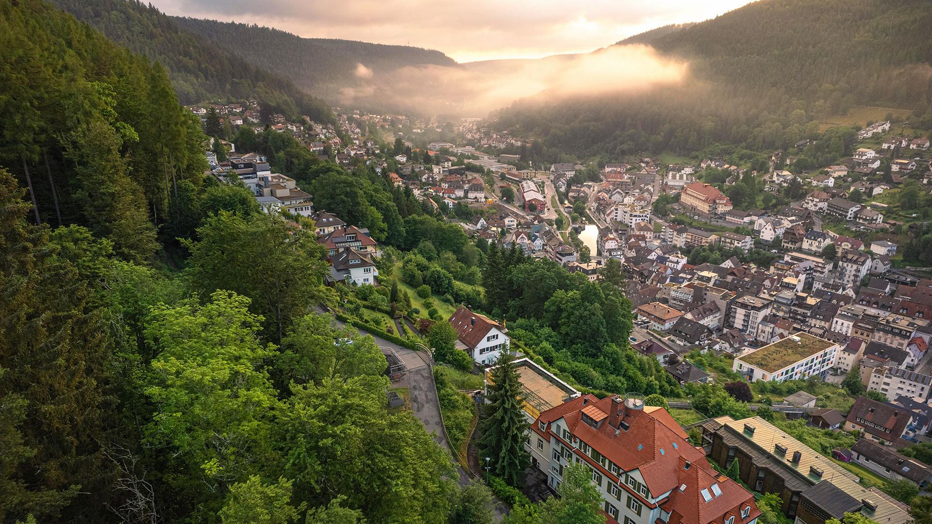 Sonnenaufgang in Bad Wildbad, Schwarzwald | picture alliance / imageBROKER