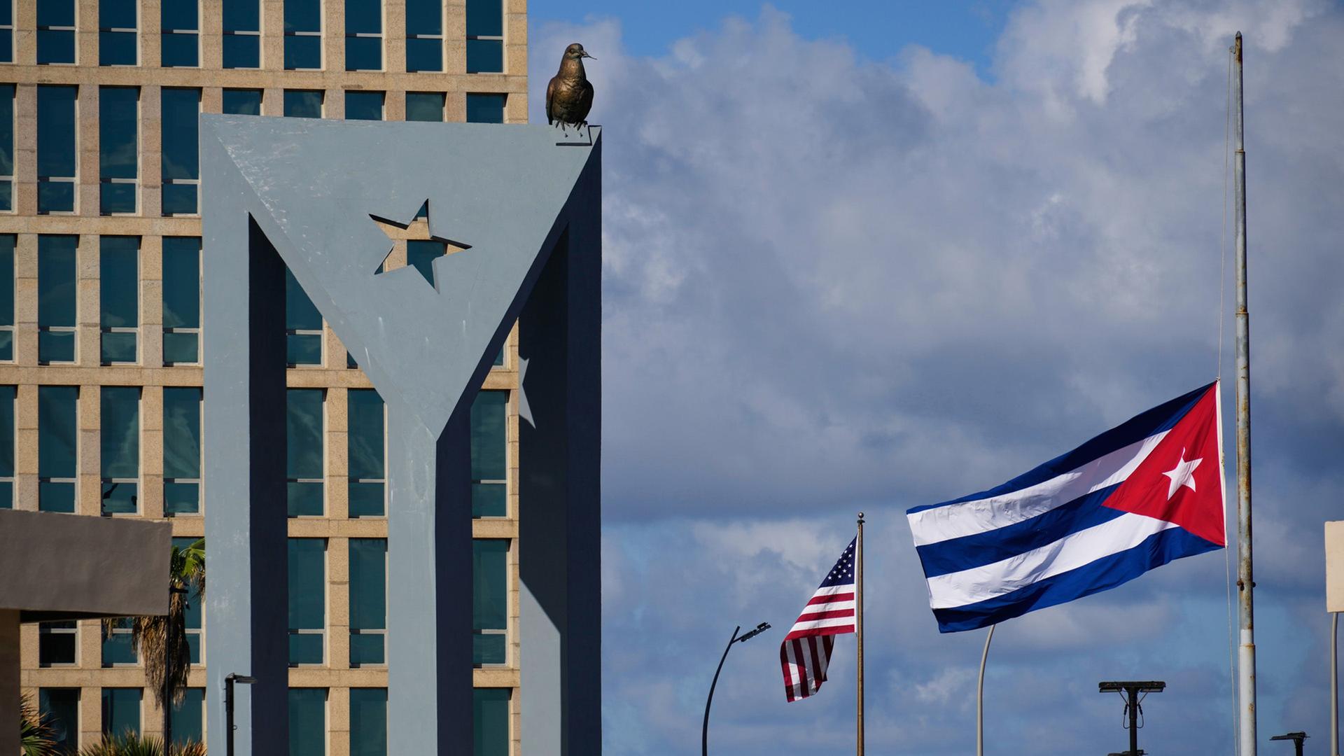 Die kubanische Flagge weht auf Halbmast an der Antiimperialistischen Tribüne nahe der US-Botschaft in Havanna. | dpa