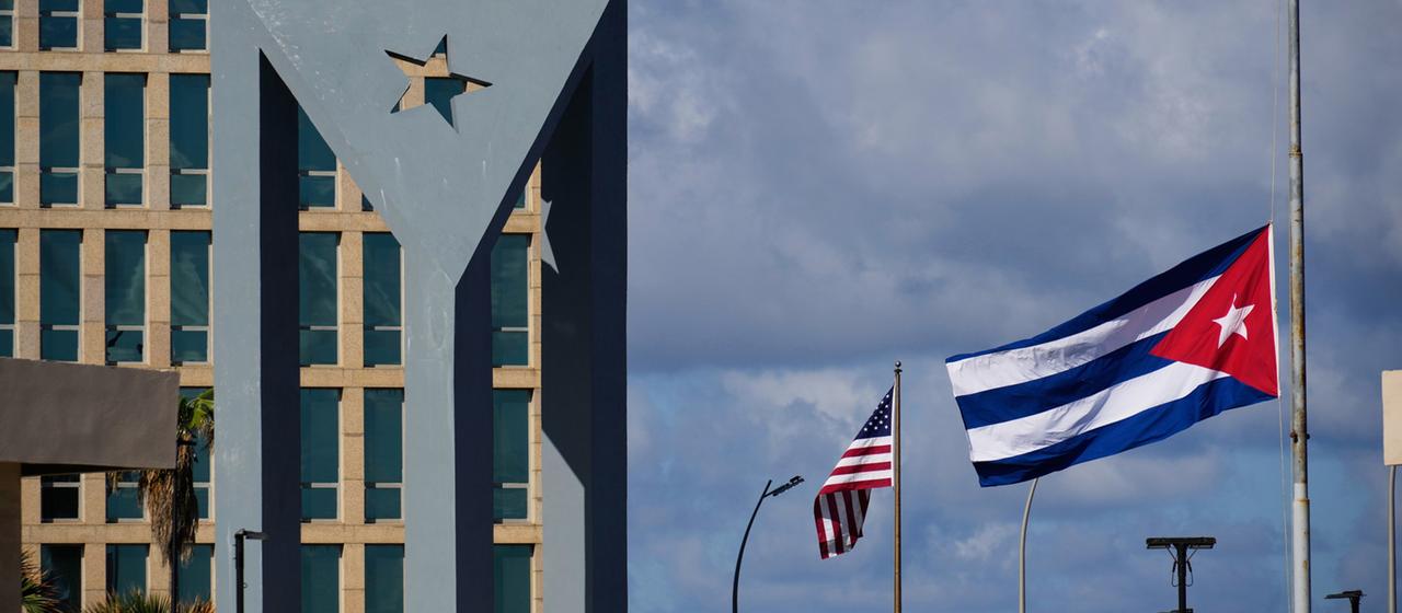Die kubanische Flagge weht auf Halbmast an der Antiimperialistischen Tribüne nahe der US-Botschaft in Havanna.