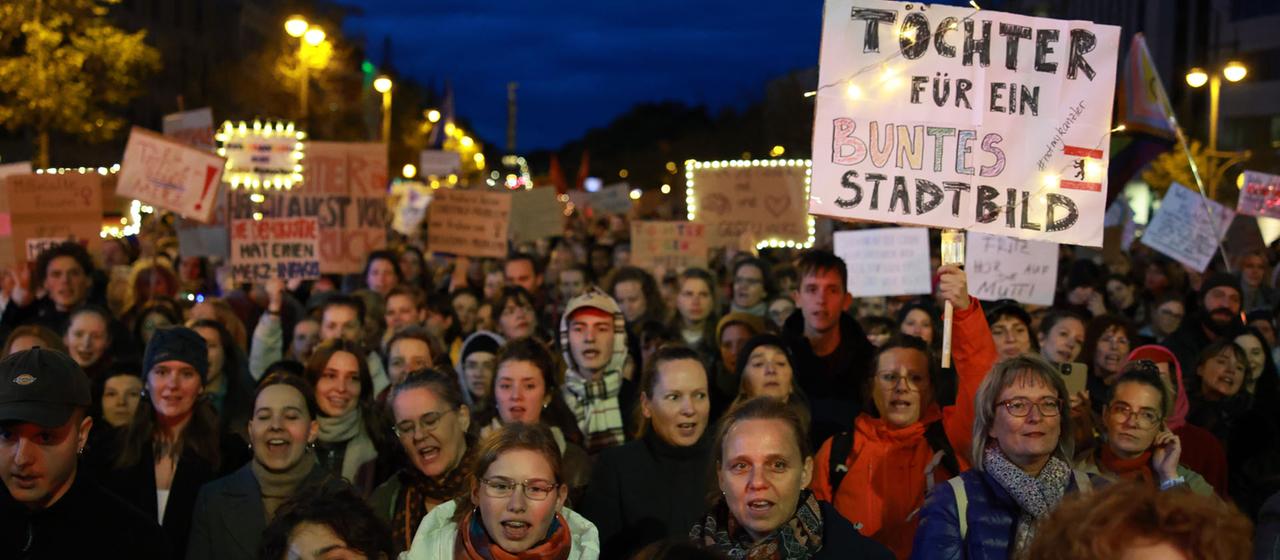 Demonstranten stehen mit Plakaten vor der CDU-Parteizentrale in Berlin. | EPA Demonstranten stehen mit Plakaten vor der CDU-Parteizentrale in Berlin.