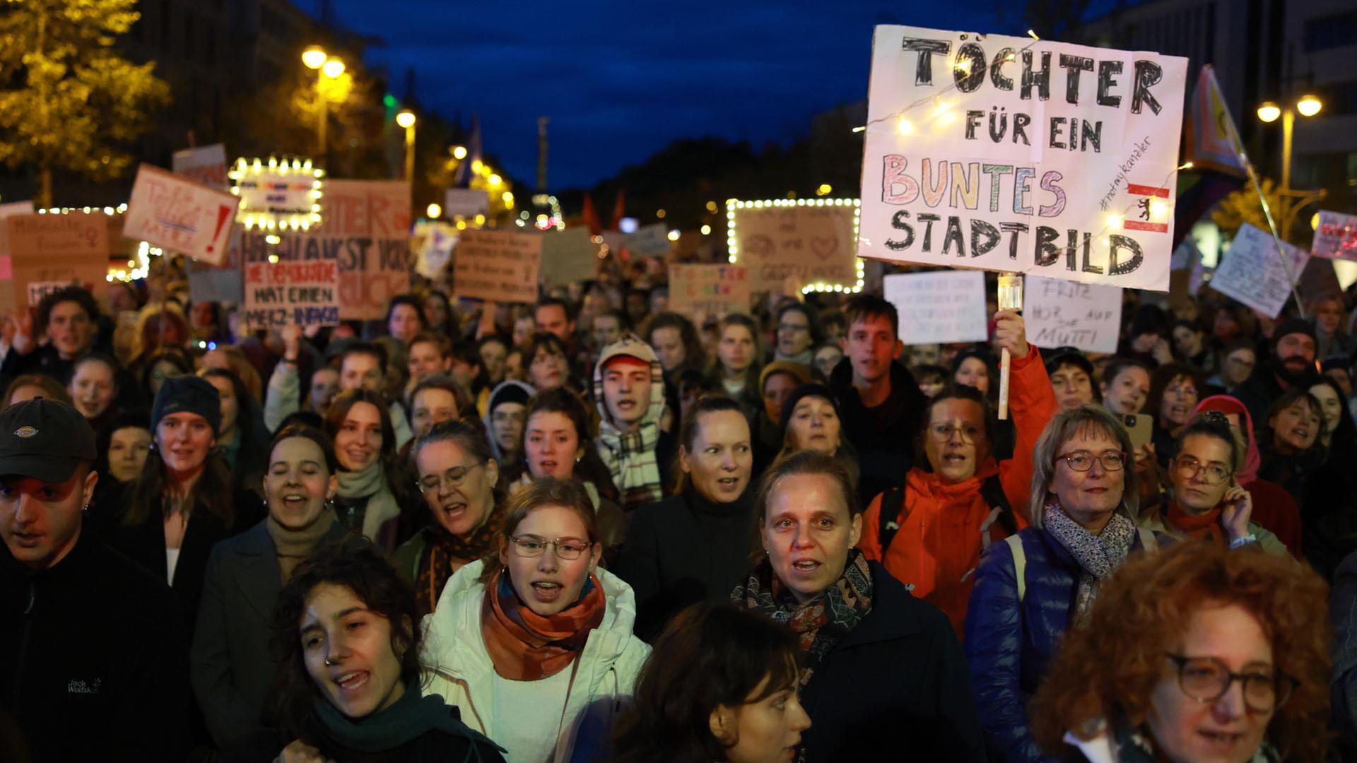 Demonstranten stehen mit Plakaten vor der CDU-Parteizentrale in Berlin. | EPA