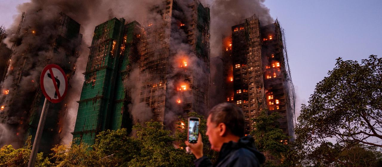 Der brennende Hochhauskomplex in Hongkong