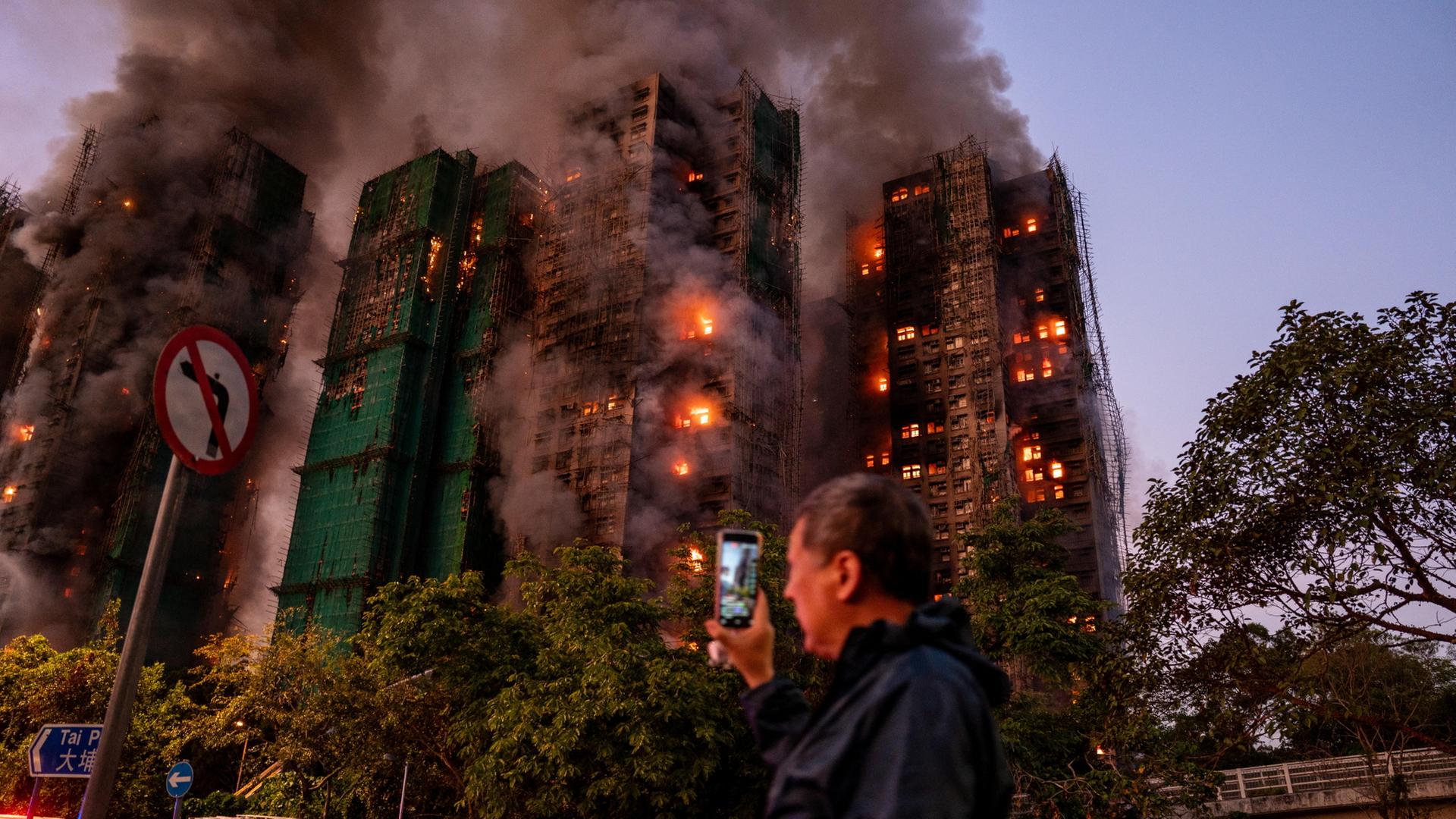 Der brennende Hochhauskomplex in Hongkong | dpa