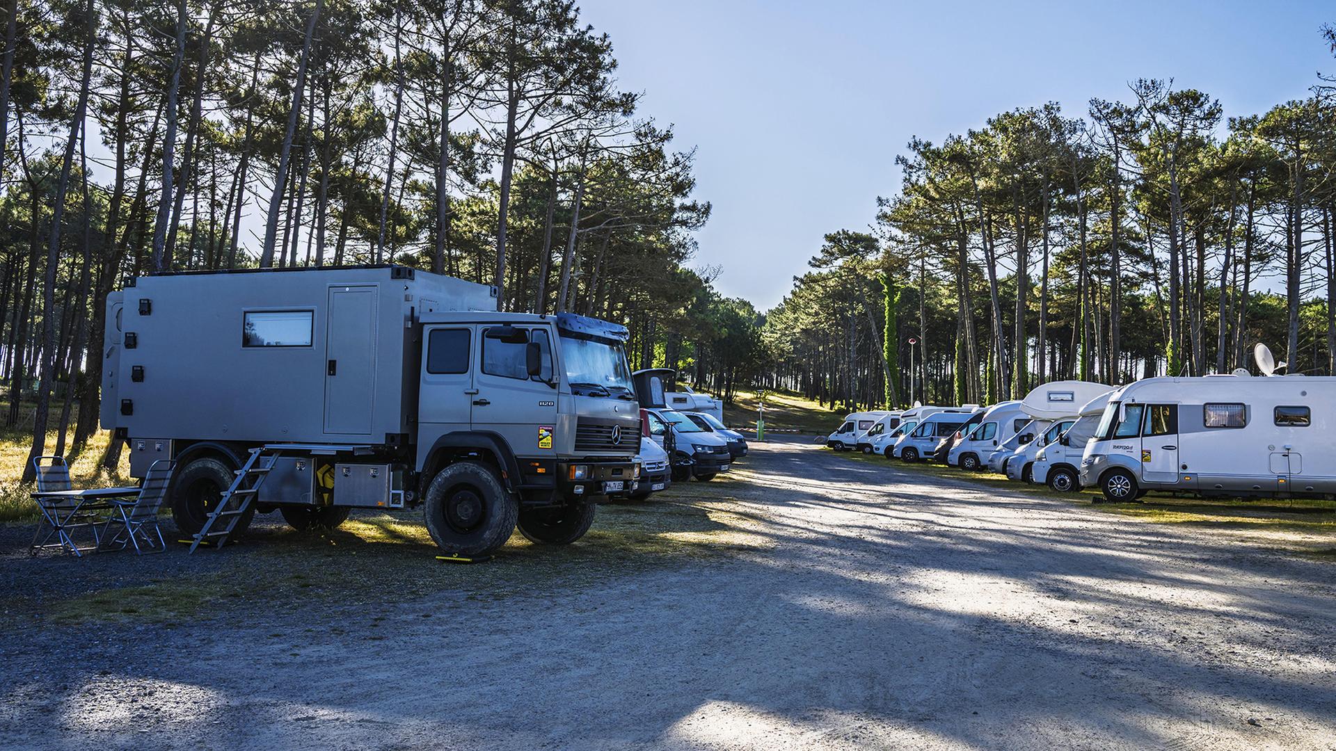 Wohnmobile stehen auf einem Campingplatz in Frankreich. | picture alliance / imageBROKER