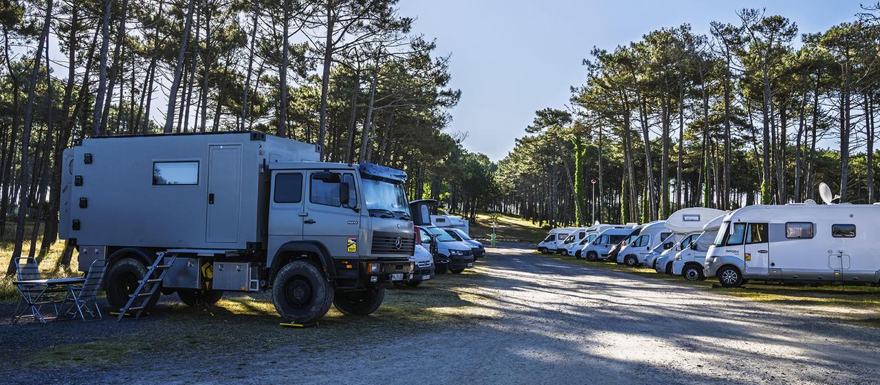 Wohnmobile stehen auf einem Campingplatz in Frankreich.