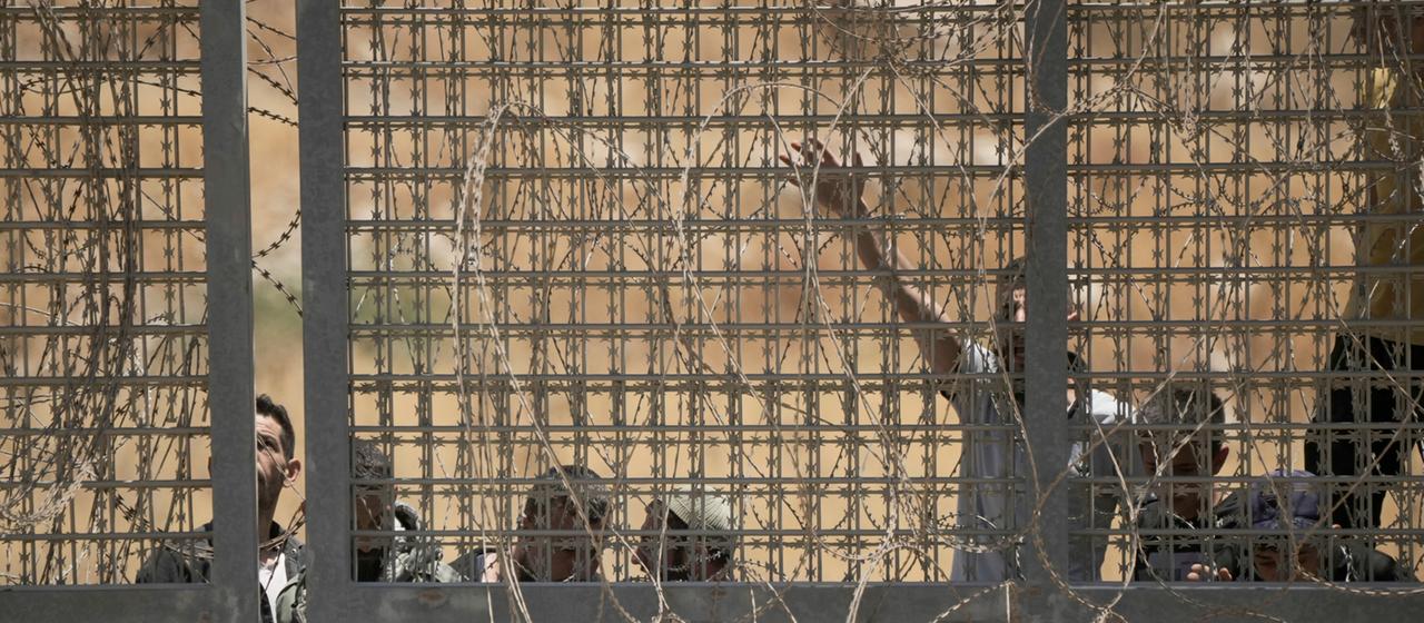 Syrische Drusen protestieren in der Nähe der israelisch-syrischen Grenze - nahe der Stadt Majdal Shams | dpa Syrische Drusen protestieren in der Nähe der israelisch-syrischen Grenze - nahe der Stadt Majdal Shams