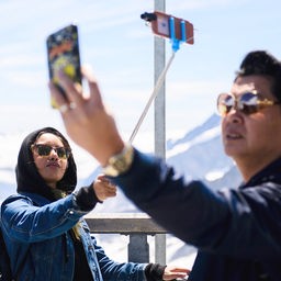 Touristen machen Selfies auf dem Jungfrauenjoch in der Schweiz.