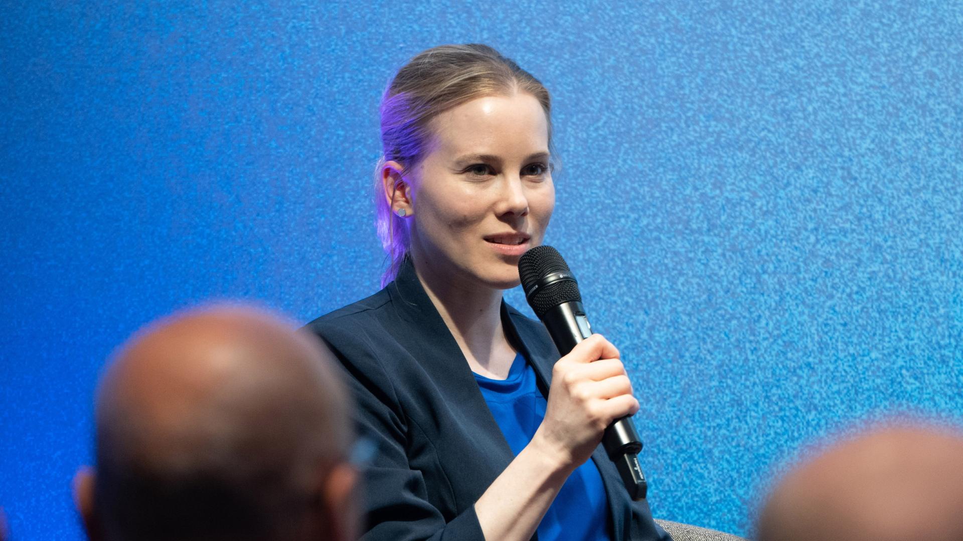 Die Journalistin und Autorin Julia Ruhs spricht während einer Veranstaltung. | dpa