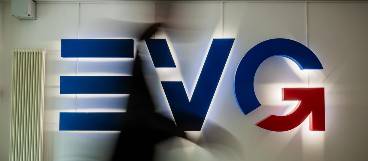 Der EVG-Schriftzug im Gebäude der EVG-Zentrale in Berlin (Archiv).