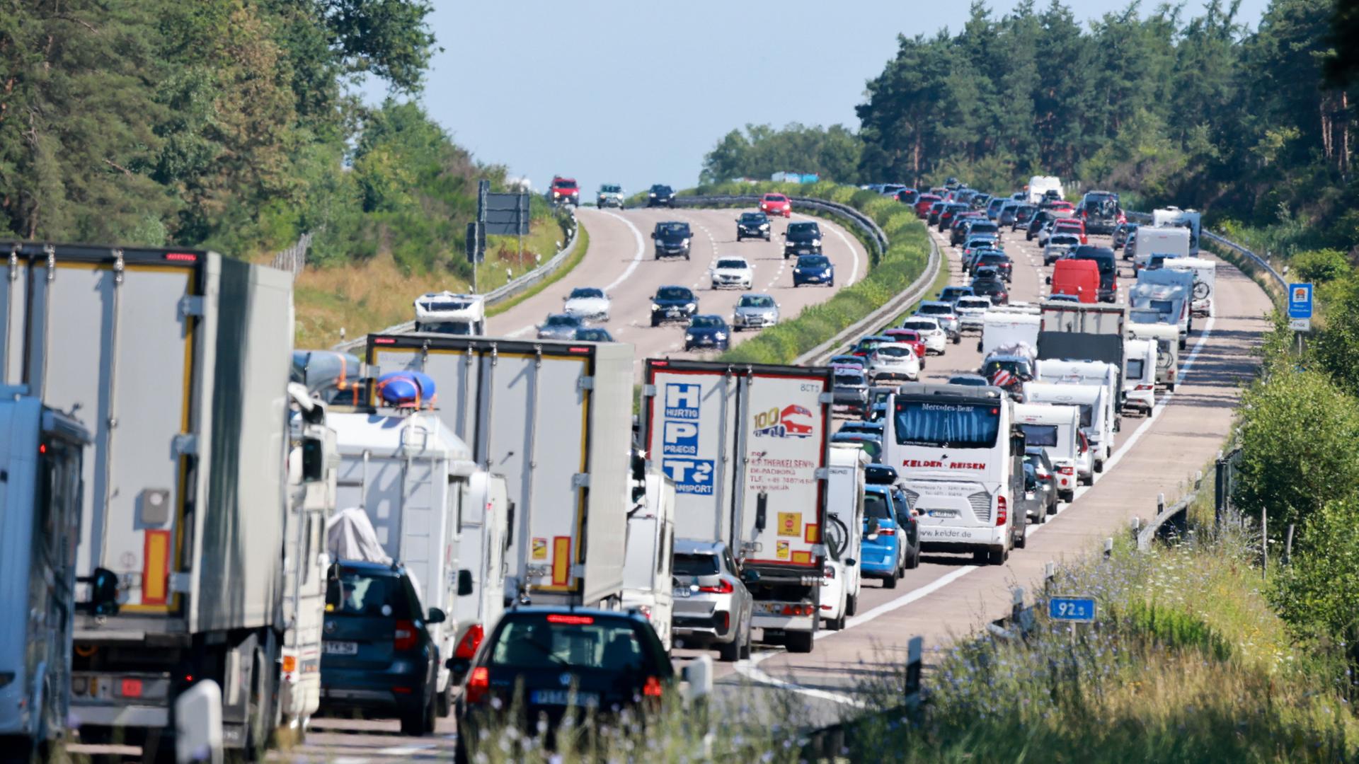 Reiseverkehr staut sich auf der A7. | Christian Butt/dpa