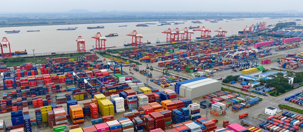 Eine Luftaufnahme zeigt den Containerterminal des Hafens von Nanjing in der ostchinesischen Provinz Jiangsu. | EPA Eine Luftaufnahme zeigt den Containerterminal des Hafens von Nanjing in der ostchinesischen Provinz Jiangsu.