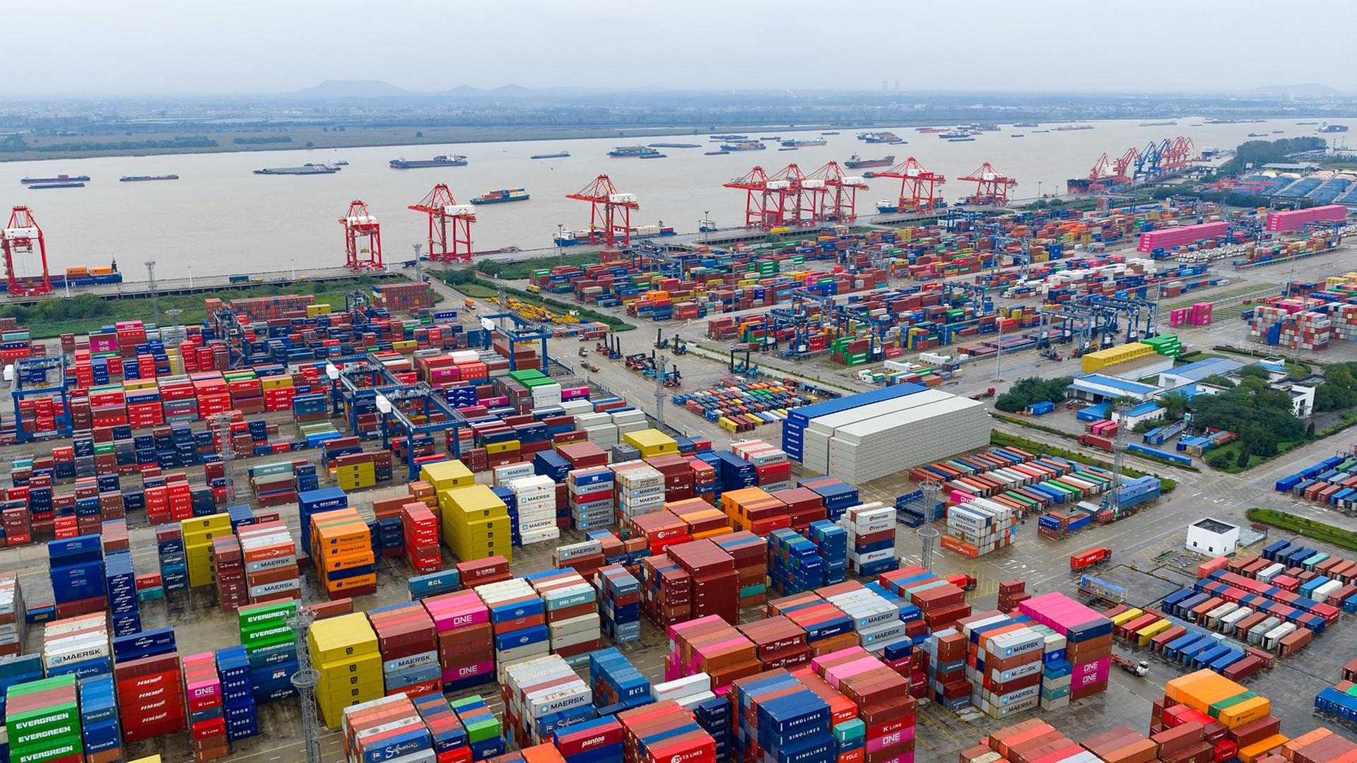 Eine Luftaufnahme zeigt den Containerterminal des Hafens von Nanjing in der ostchinesischen Provinz Jiangsu. | EPA