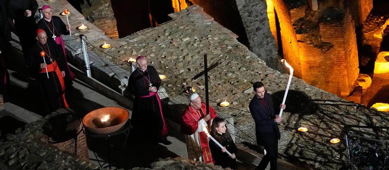 Papst Leo XIV. trägt ein Kreuz.