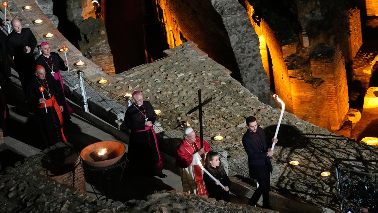 Papst leitet erstmals Karfreitags-Prozession | tagesschau.de