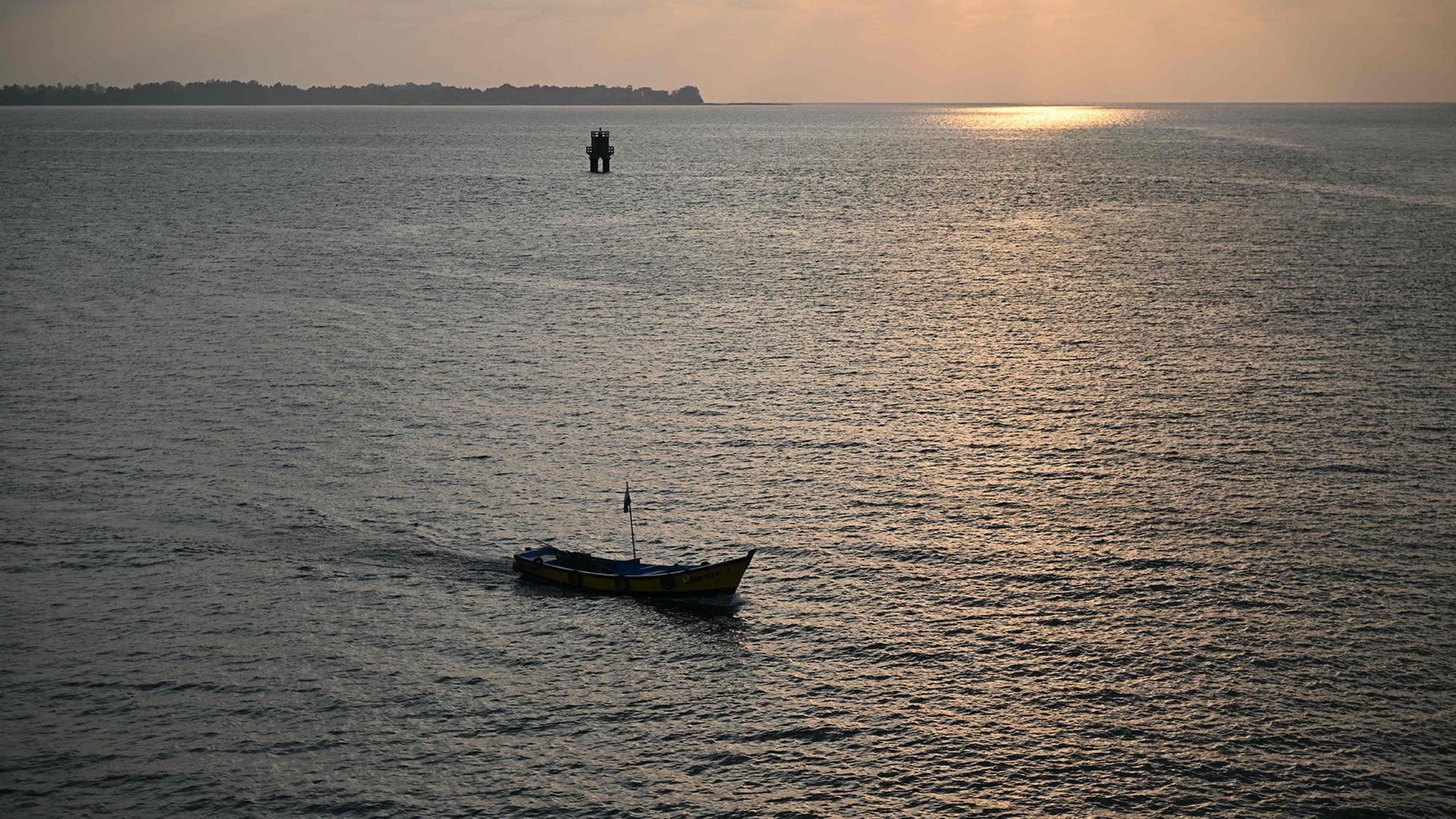 Ein Fischer legte sein Boot in der Nähe der Insel Kamorta im Andamanen- und Nikobaren-Archipel an.  | AFP