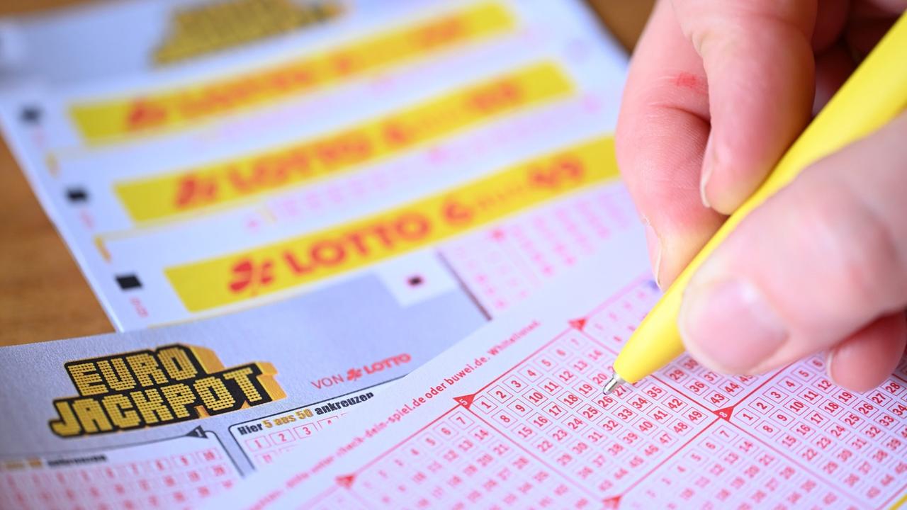 Lotto Millionaire in Germany Still Unaware of Win | Tagesschau