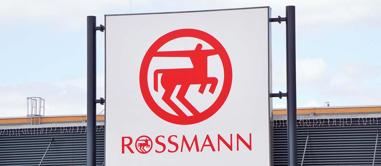 Rossmann Logo vor einer Filiale.