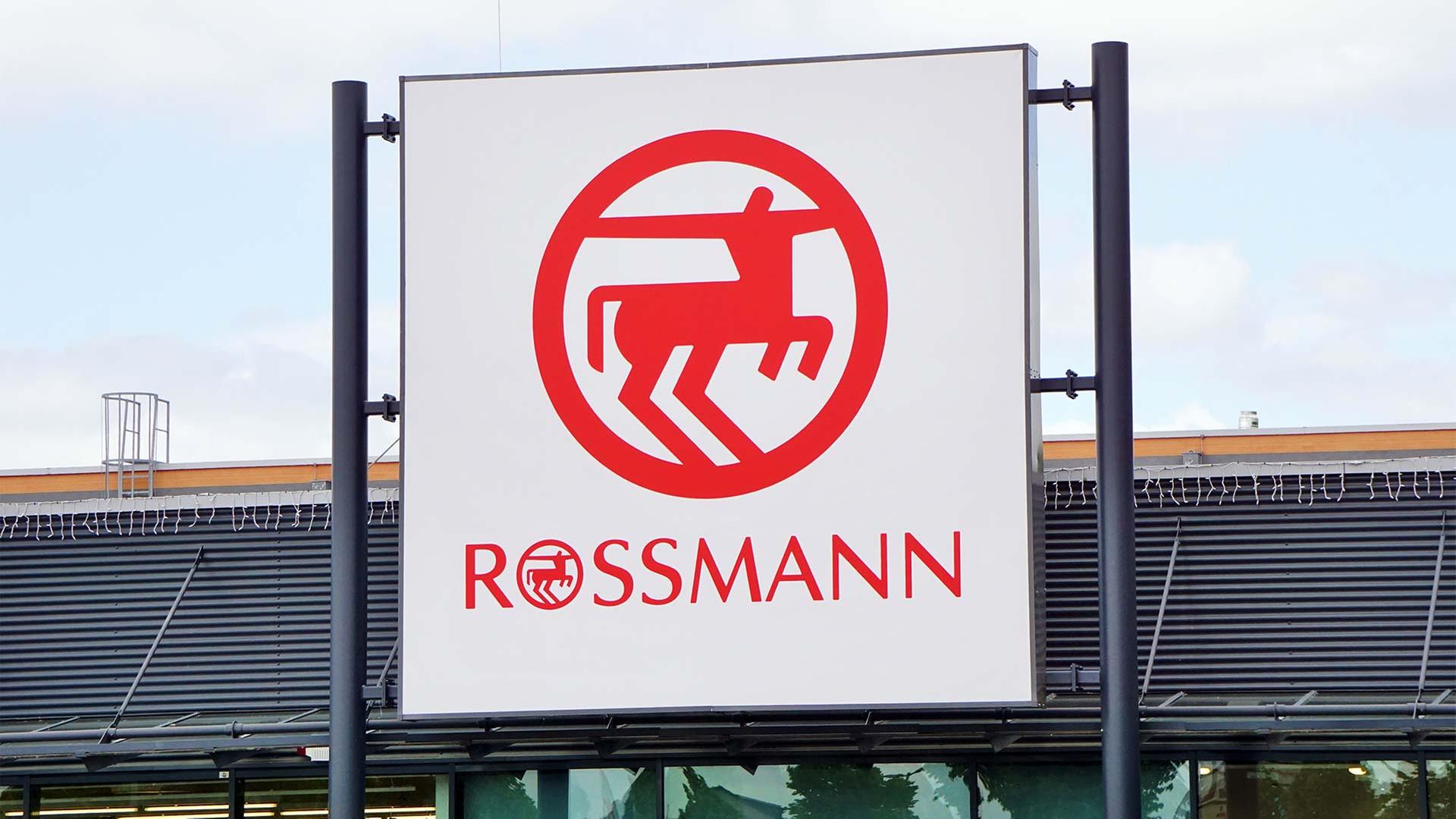 Rossmann Logo vor einer Filiale. | picture alliance / CHROMORANGE