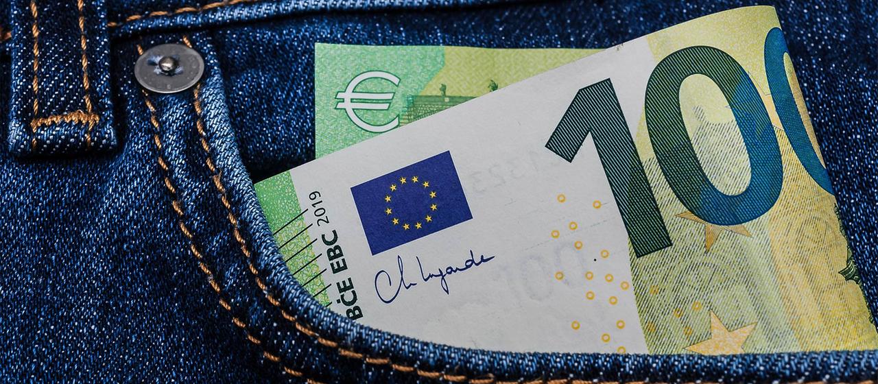 100 Euro-Geldschein in einer Hosentasche.