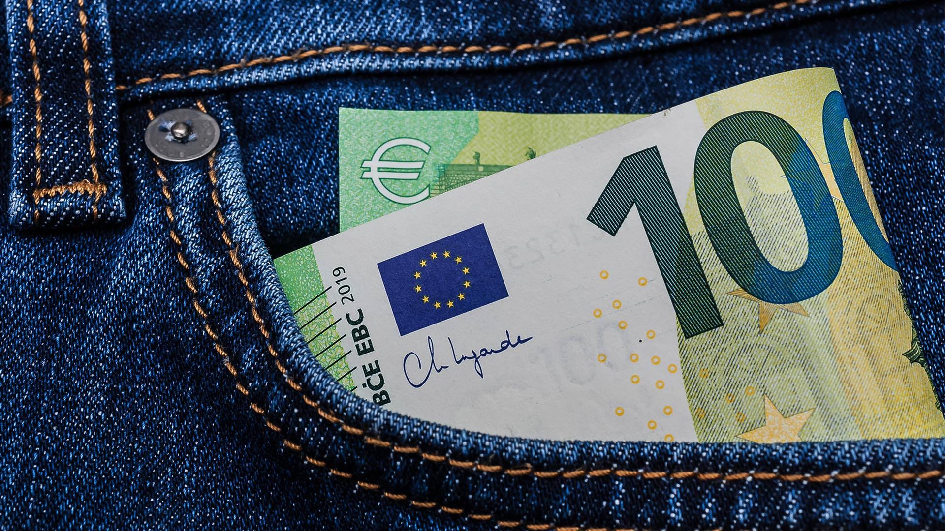 100 Euro-Geldschein in einer Hosentasche. | picture alliance / Zoonar