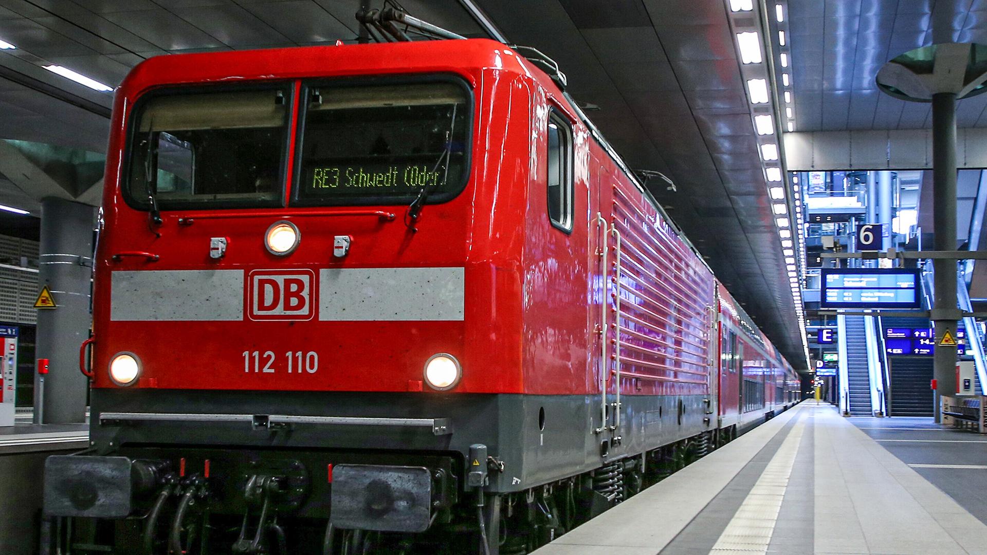 Verkehrsminister Crumbach verteidigt RE3-Fahrplanwechsel in Schwedt unter Buhrufen