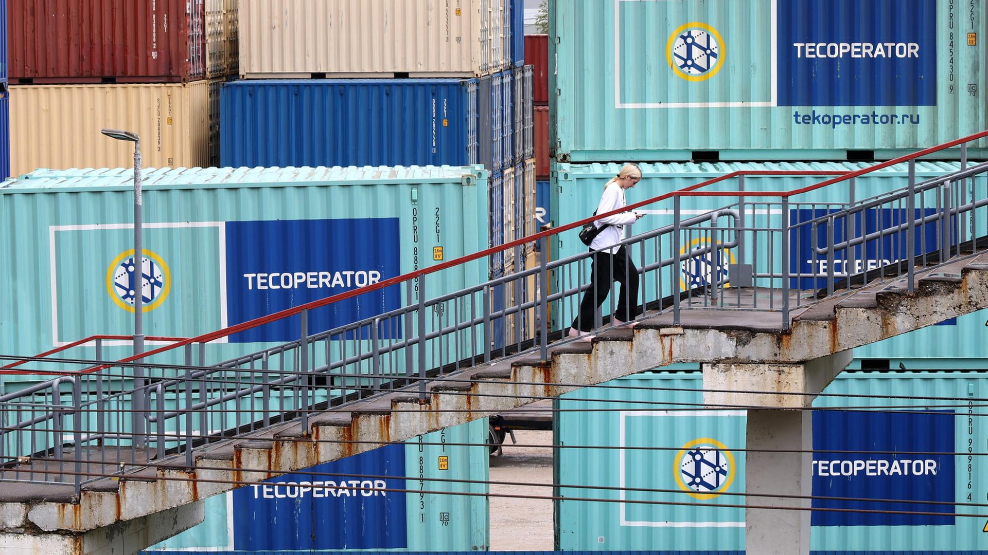 Eine Frau geht auf einer Treppe auf einem Containerplatz in Moskau (Russland). | EPA