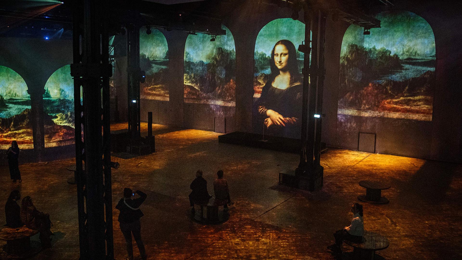 Besucher betrachten eine Lichtinstallation, die das Meisterwerk âMona Lisaâ zeigt. | AFP