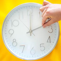 Ein Uhr wird umgestellt.