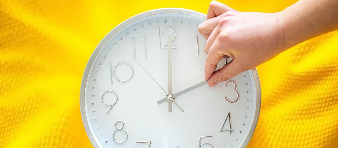 Ein Uhr wird umgestellt. | dpa Ein Uhr wird umgestellt.