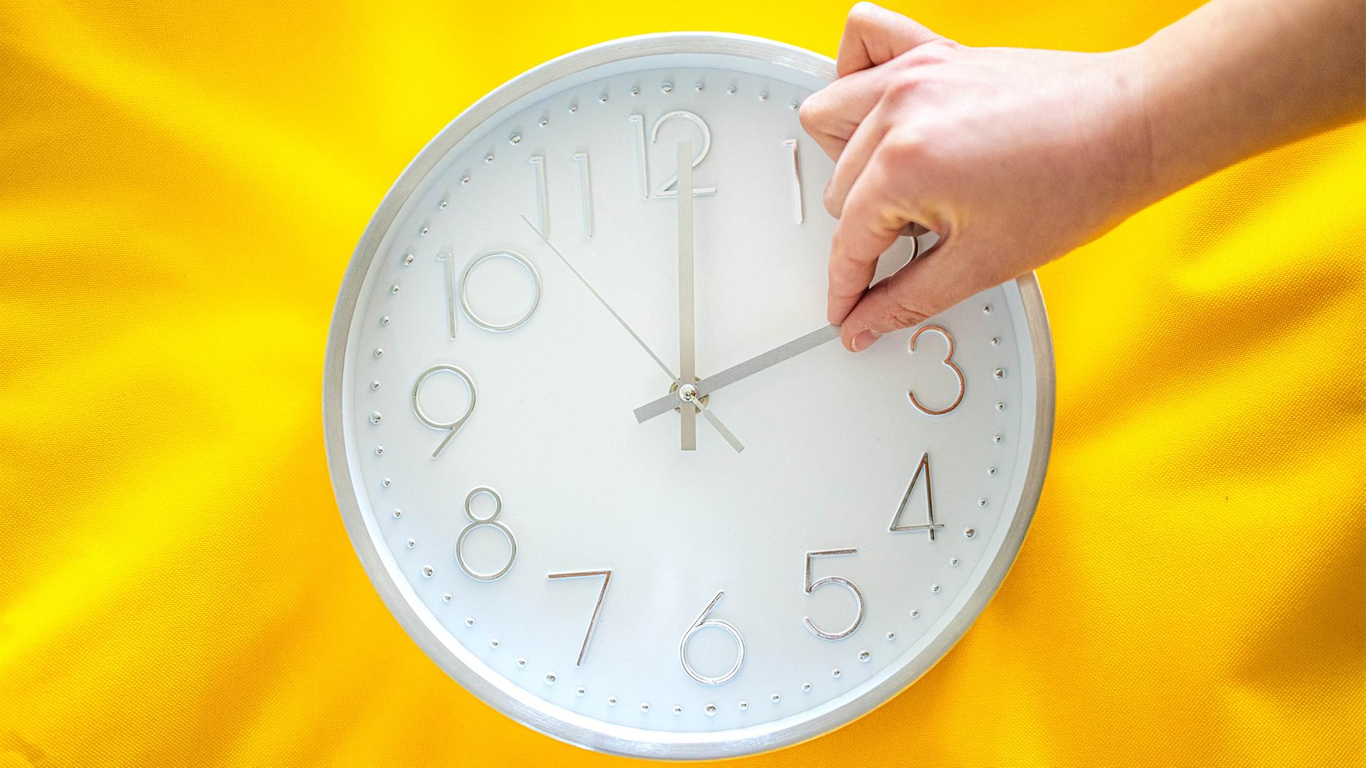 Ein Uhr wird umgestellt. | dpa