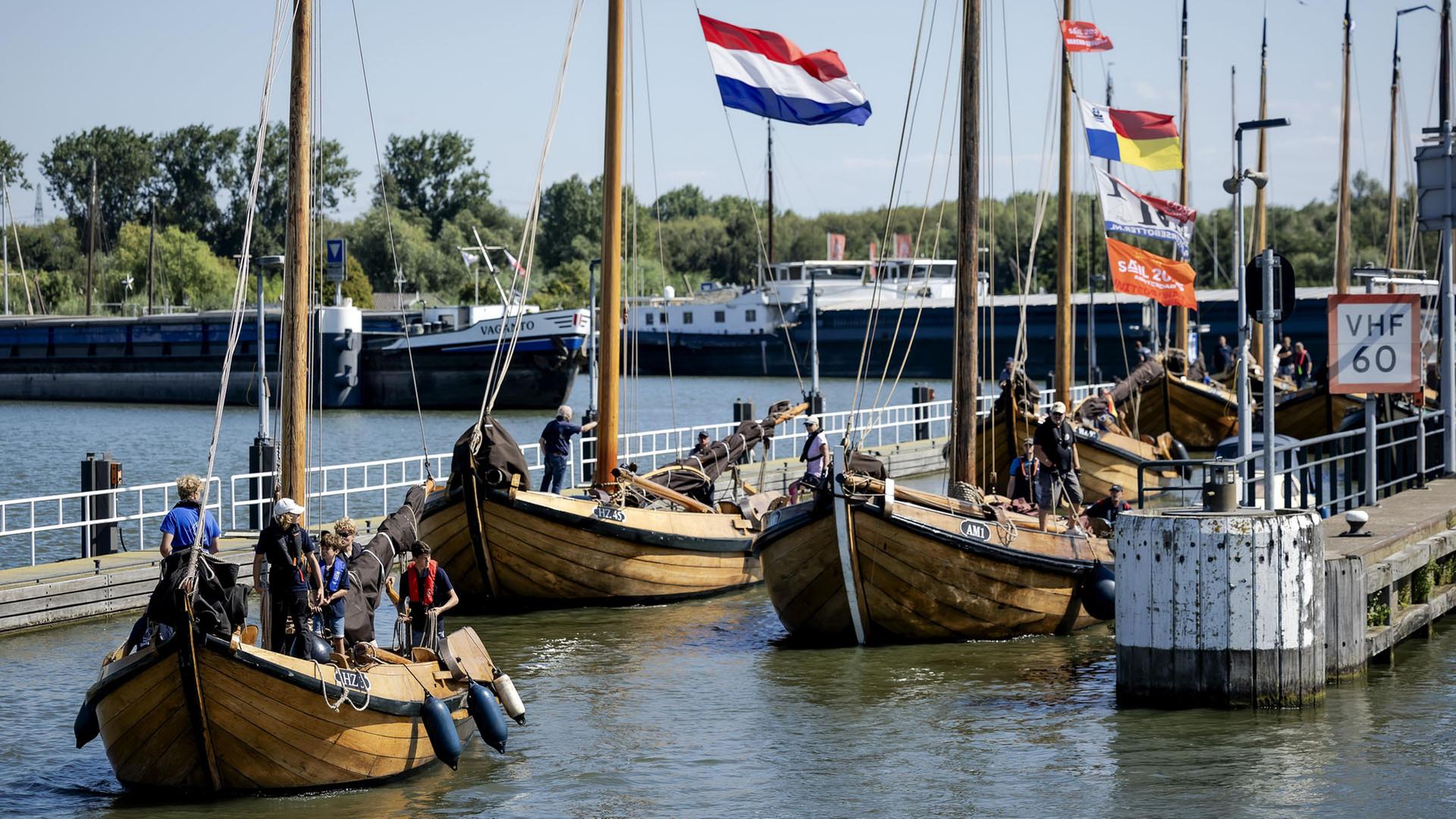 Freizeitboote fahren an den Oranje-Schleusen in Amsterdam (Niederlande) vorbei.  | EPA