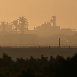 Die Sonne geht über dem Gazastreifen unter.