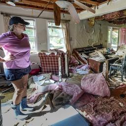 Eine Frau blickt in ihr vom Sturm "Helene" verwüstetes Haus im Bundesstaat North Carolina