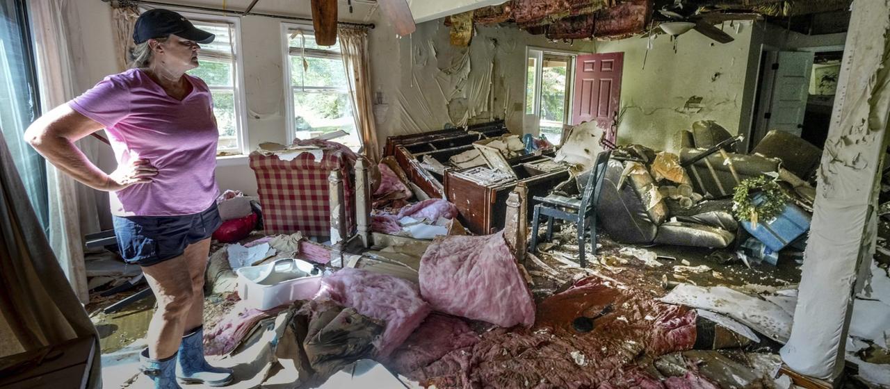 Eine Frau blickt in ihr vom Sturm "Helene" verwüstetes Haus im Bundesstaat North Carolina