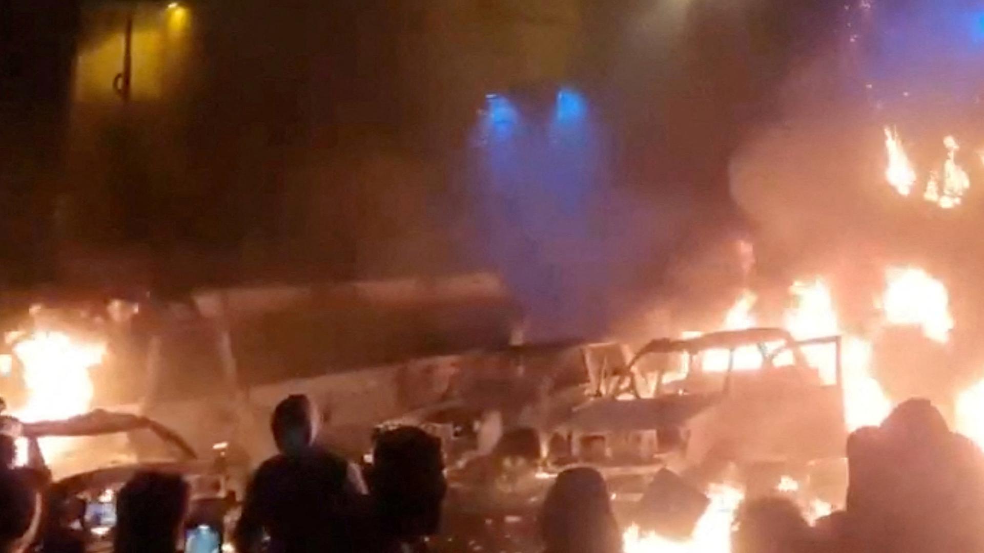 Brennende Autos bei Protesten im Iran  | via REUTERS