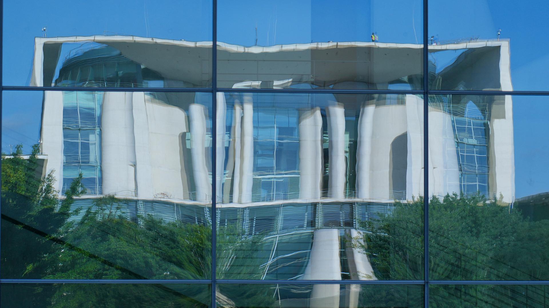 Das Bundeskanzleramt spiegelt sich in der gläsernen Fassade des Paul-Löbe-Hauses | dpa