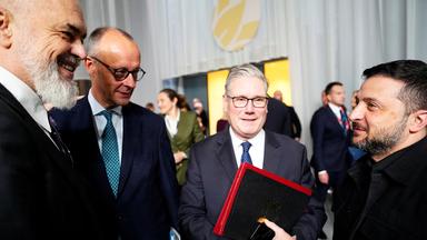 Edi Rama, Friedrich Merz, Kier Starmer und Wolodymyr Selenskyj im Gespräch.